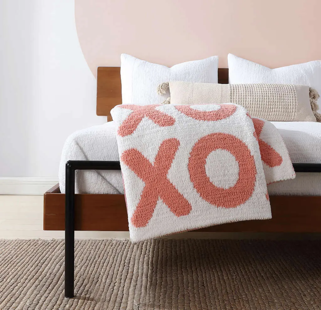 Valentine's Day Gift Ideas for Daughters and Mothers - Sunday Citizen XOXO throw blanket